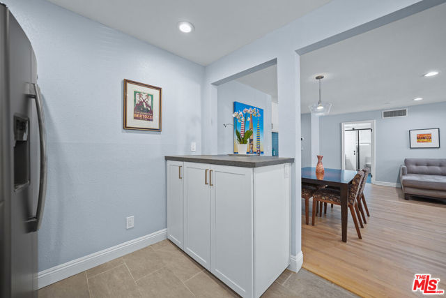 8530 Holloway Drive, West Hollywood CA: https://media.crmls.org/mediaz/bd513ae9-9576-4085-b946-0c183da8645d.jpg