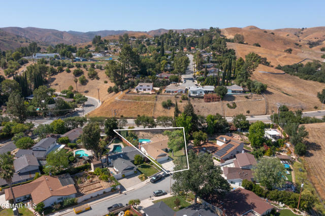 26007 Philrich Circle, Calabasas CA: https://media.crmls.org/mediaz/bd519bd1-48a2-4133-8dc8-0f2a03de2889.jpg