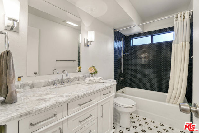 858 12th Street, Santa Monica CA: https://media.crmls.org/mediaz/bd522cfe-aee8-4e36-9eb5-4ed7d7c97a55.jpg