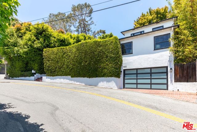 1622 Sunset Plaza Drive, Los Angeles CA: https://media.crmls.org/mediaz/bd52728a-a1c3-4357-9bd7-947050e320b2.jpg