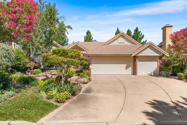 444 Cabonia Ct, Pleasanton CA: https://media.crmls.org/mediaz/bd5334e7-76f0-406e-8113-98e50df3e59d.jpg
