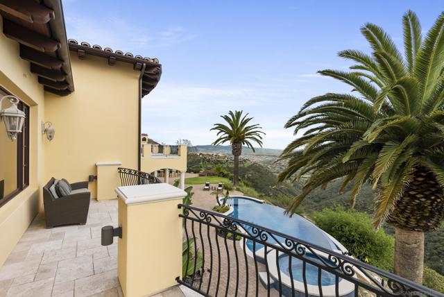18233 Via Ambiente, Rancho Santa Fe CA: https://media.crmls.org/mediaz/bd539136-03e1-4f47-b883-f9f31a1efdf7.jpg