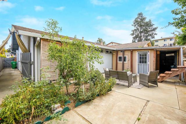 22633 Mossy Rock Drive, Hayward CA: https://media.crmls.org/mediaz/bd54ab7b-4baf-419c-b29c-8a3f176b3d6f.jpg