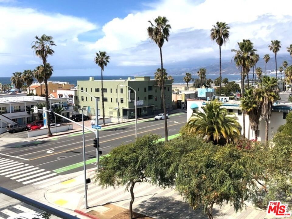 https://media.crmls.org/mediaz/bd54be8a-bb76-4c37-aa09-2fd6e6123f89.jpg?preset=X-Large