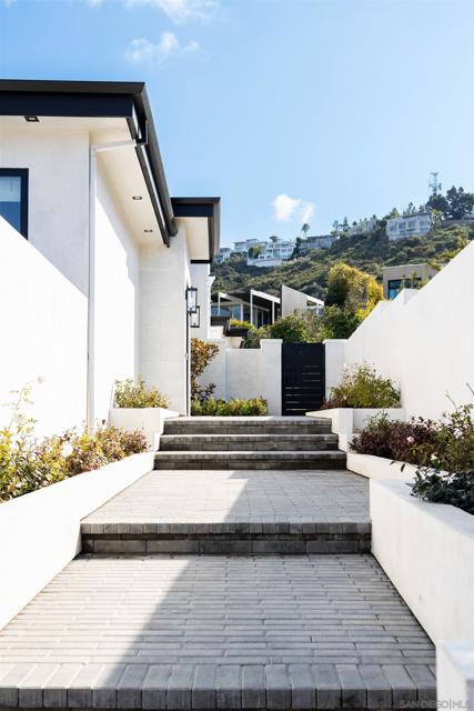 2365 Via Siena, La Jolla CA: https://media.crmls.org/mediaz/bd5508ab-67bf-444a-8c6a-07e6e6402cef.jpg