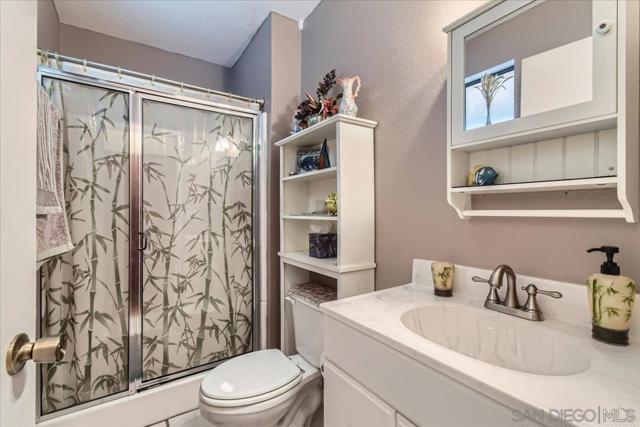 531 Silverbrook Dr, El Cajon CA: https://media.crmls.org/mediaz/bd554a3b-741a-4e83-9c9b-f324af0aa71c.jpg