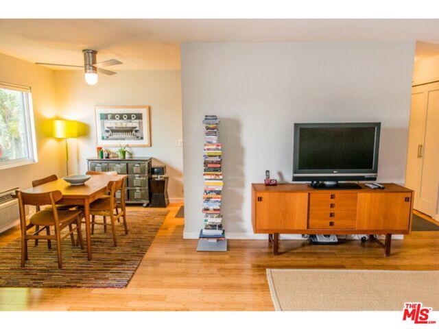 525 N Sycamore Avenue, Los Angeles CA: https://media.crmls.org/mediaz/bd554ca6-0962-460b-a14e-a06cacde808e.jpg