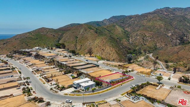 18348 Clifftop Way, Malibu CA: https://media.crmls.org/mediaz/bd55d53b-ed43-46b7-b841-d7fc07304d11.jpg