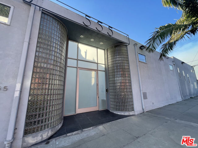 555 Rose Avenue, Venice CA: https://media.crmls.org/mediaz/bd57206d-ba39-44a9-a07d-e48c8e6448de.jpg