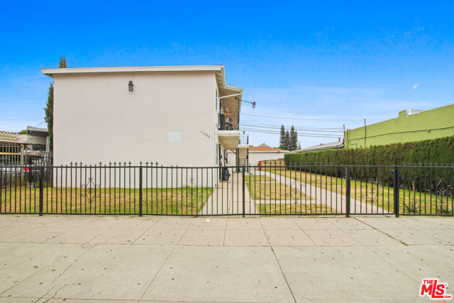 11032 Atlantic Avenue, Lynwood CA: https://media.crmls.org/mediaz/bd58974d-d6ec-494f-bc40-bf28d7cedfda.jpg