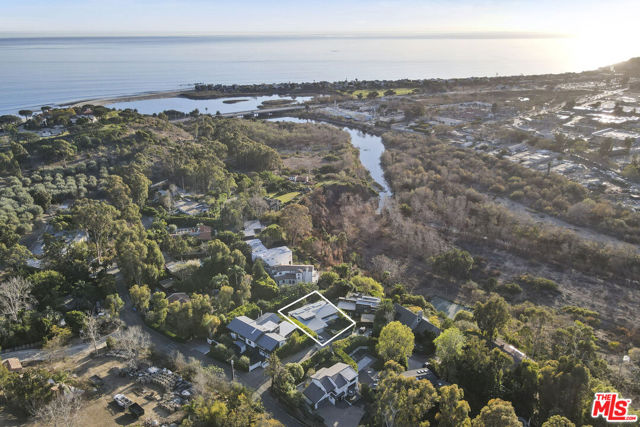 3629 Serra Road, Malibu CA: https://media.crmls.org/mediaz/bd58b6a6-95eb-4bef-8b42-43990a6bd29f.jpg