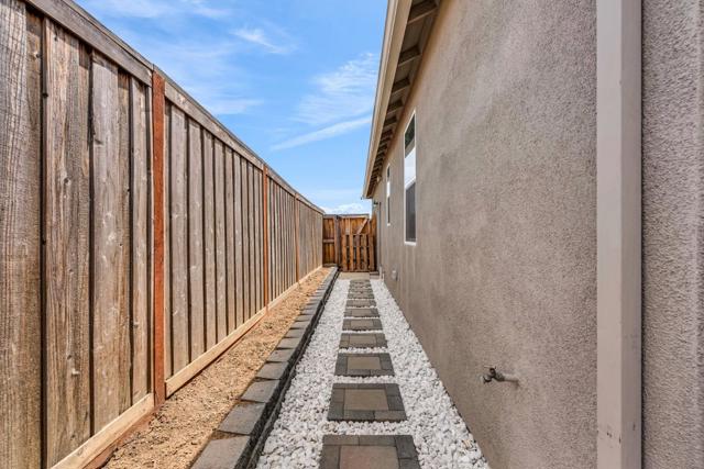 673 Dorset Drive, Patterson CA: https://media.crmls.org/mediaz/bd58cb28-69e1-4cd2-8205-3060bb271028.jpg