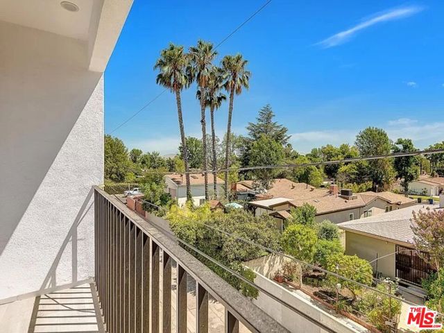 5752 Kester Avenue, Van Nuys CA: https://media.crmls.org/mediaz/bd5918e2-2964-413e-a1ae-c4d33bd3e40c.jpg