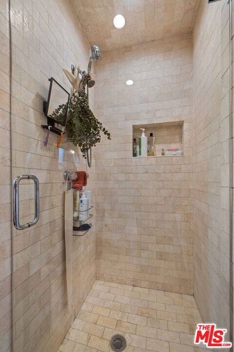 5715 Valley Ridge Avenue, Los Angeles CA: https://media.crmls.org/mediaz/bd591e33-9489-4e6f-8760-d1566588d6fd.jpg