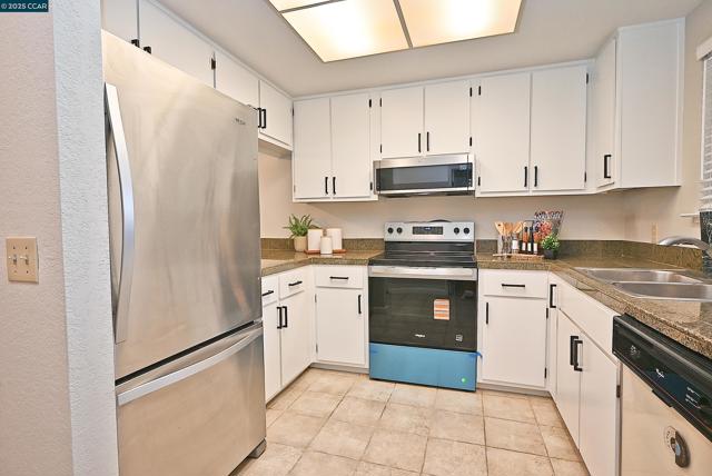 1324 Chateau Cmn, Livermore CA: https://media.crmls.org/mediaz/bd593d37-1af3-4438-8692-e05af845dc96.jpg