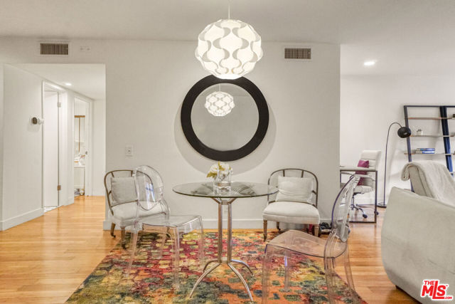 858 12th Street, Santa Monica CA: https://media.crmls.org/mediaz/bd59ea21-e85e-4561-a88b-769b46be70bb.jpg