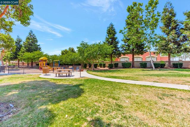 237 Dutra Vernaci Dr, Union City CA: https://media.crmls.org/mediaz/bd5a0dcd-9638-438e-bb5f-ff6757b2a76d.jpg