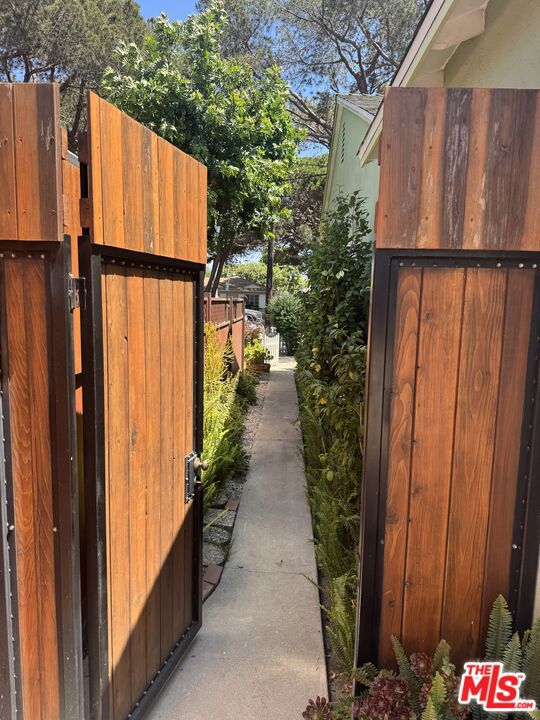 11533 National Boulevard, Los Angeles CA: https://media.crmls.org/mediaz/bd5c33d1-dcb6-4c89-8f31-544e4e91407f.jpg