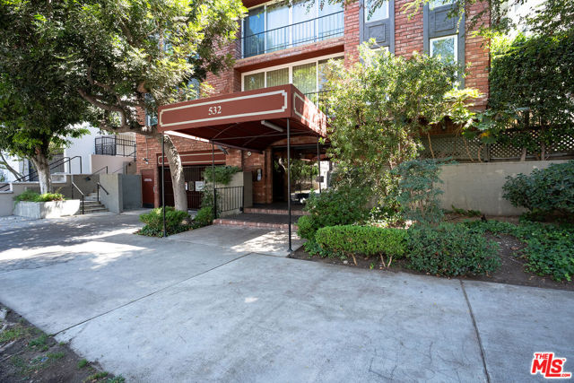 532 N Rossmore Avenue, Los Angeles CA: https://media.crmls.org/mediaz/bd5d7d19-e7a6-4f4c-a657-db84831c3e20.jpg