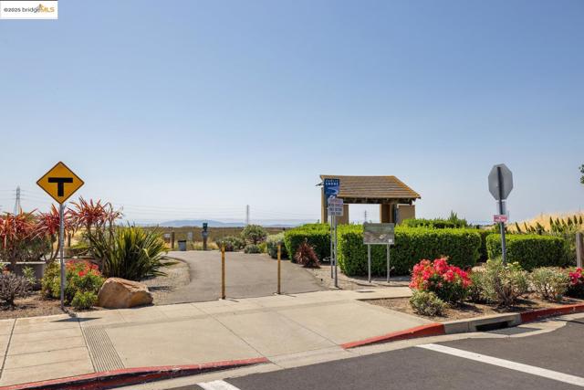 15388 Heron Dr, San Leandro CA: https://media.crmls.org/mediaz/bd5e7a03-87ed-41c4-bf71-5e920c051e2d.jpg