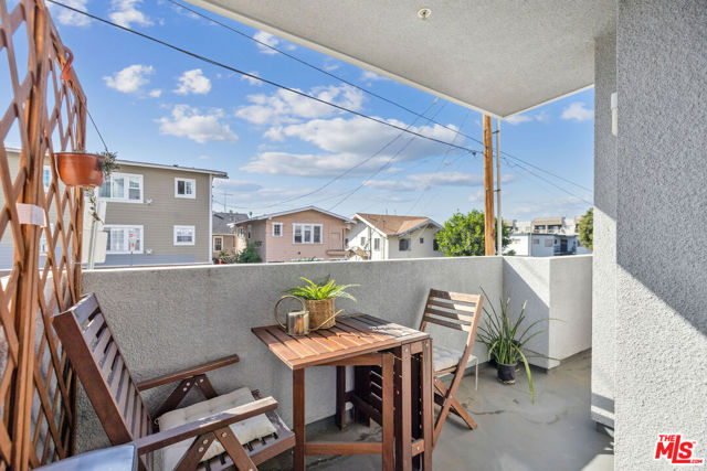 1150 S Oxford Avenue, Los Angeles CA: https://media.crmls.org/mediaz/bd5e9780-f8e3-47d3-b0ab-c1df46d56d78.jpg