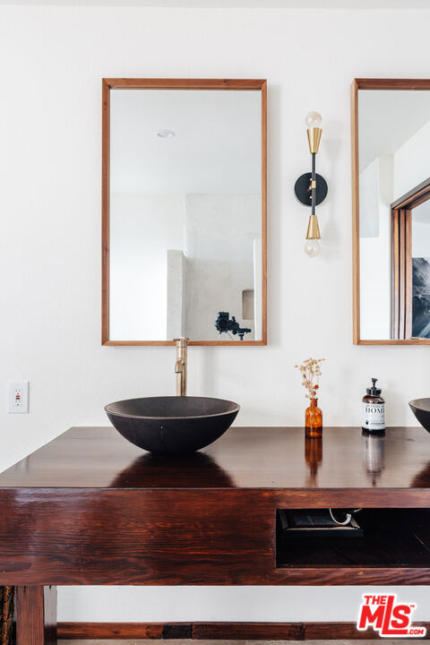 https://media.crmls.org/mediaz/bd5ec65a-539f-4672-bdad-1366f752291c.jpg?preset=X-Large