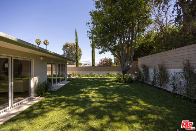3684 Willowcrest Avenue photo 16