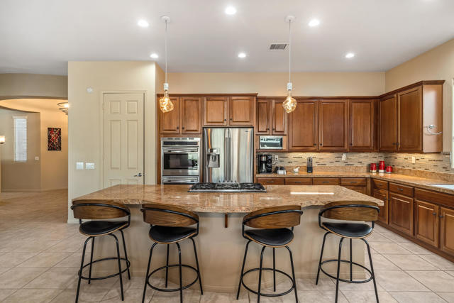 36296 Chagall Court, Cathedral City CA: https://media.crmls.org/mediaz/bd5f36ba-636d-41e9-9281-33851dbc2df8.jpg