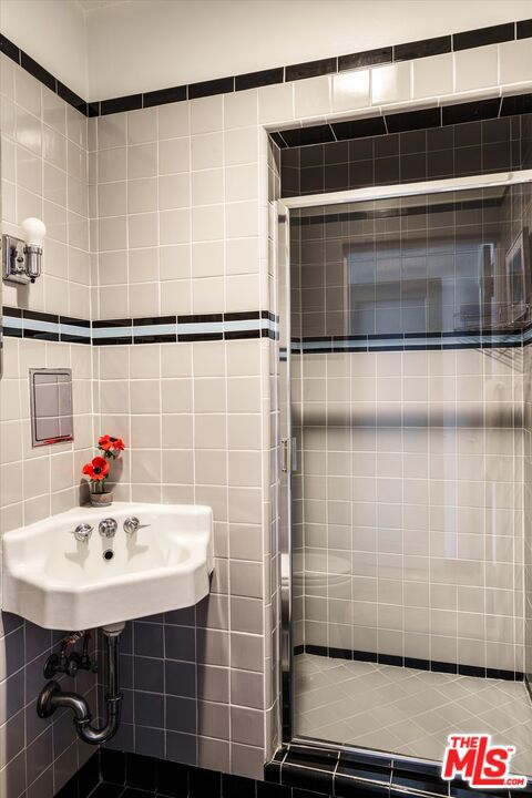 947 N Martel Avenue, Los Angeles CA: https://media.crmls.org/mediaz/bd63bfc6-00ad-491c-bc36-413ff8cab693.jpg