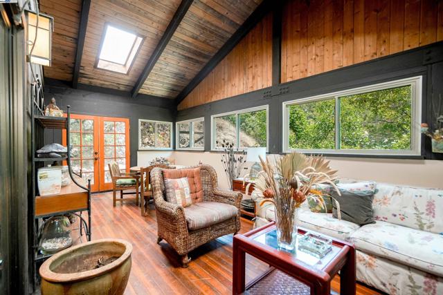 21 Red Rock Way, San Rafael CA: https://media.crmls.org/mediaz/bd63fa27-fd2d-4737-bd9e-80c718092f07.jpg