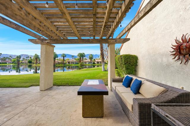 444 Sunningdale Drive, Rancho Mirage CA: https://media.crmls.org/mediaz/bd644fa5-a33d-4801-9ca0-96a9439d0ca4.jpg