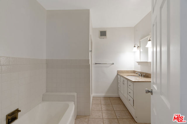 4823 Topanga Canyon Boulevard, Woodland Hills CA: https://media.crmls.org/mediaz/bd647a95-76bc-4e80-a3f6-976c7b3f6b93.jpg