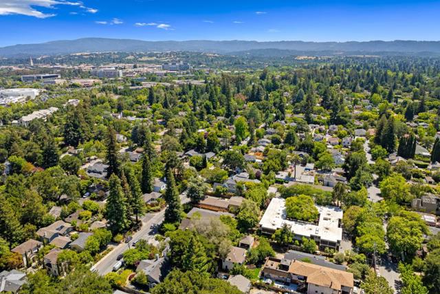 810 Cambridge Avenue, Menlo Park CA: https://media.crmls.org/mediaz/bd66106d-4440-48c2-890c-1b983448c02b.jpg