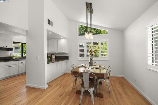 2200 Oneida Cir, Danville CA: https://media.crmls.org/mediaz/bd663624-b899-48fe-a1b6-0271d4be2172.jpg