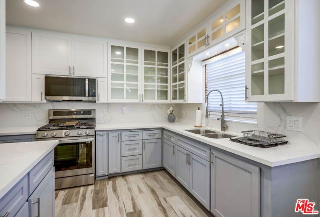 1060 E 45th Way, Long Beach CA: https://media.crmls.org/mediaz/bd669647-2133-4164-ae25-9b3692738cf8.jpg