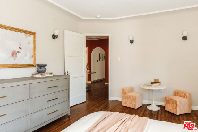 3975 Sutro Avenue, Los Angeles CA: https://media.crmls.org/mediaz/bd670514-f91e-4852-ba6a-9d1647e30d86.jpg