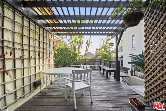 1326 Cordova Avenue, Glendale CA: https://media.crmls.org/mediaz/bd6848a3-6722-4b03-ac17-fc60c22d099d.jpg