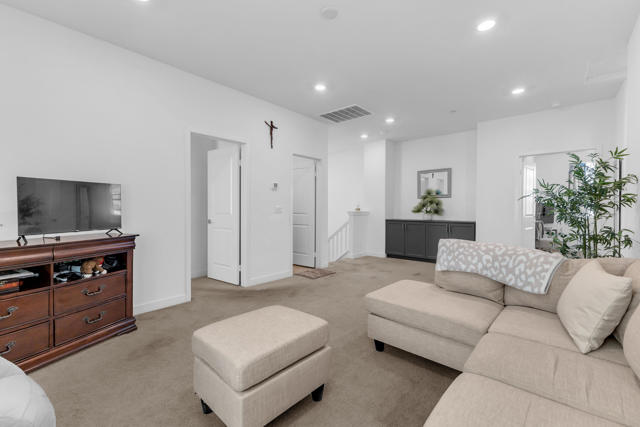 35469 Cortesia Way, Palm Desert CA: https://media.crmls.org/mediaz/bd6896b5-18ee-4330-81ba-05cb368b0885.jpg