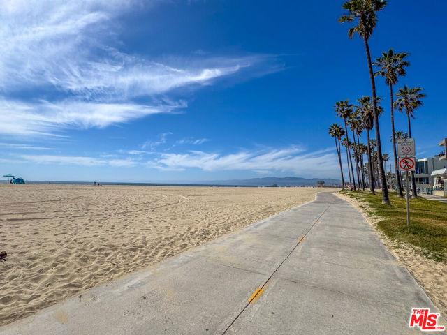10 30th Avenue, Venice CA: https://media.crmls.org/mediaz/bd68c74e-1ead-4b40-ae64-9900c63db923.jpg