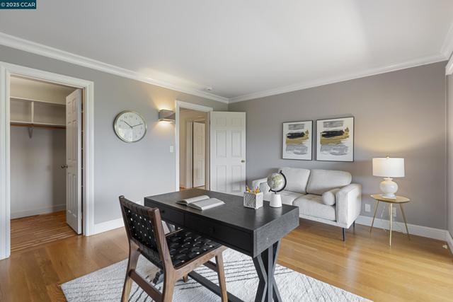 25 Watchwood Ct, Orinda CA: https://media.crmls.org/mediaz/bd68fd23-41d3-4cd7-acf1-0455aa9ea8dc.jpg
