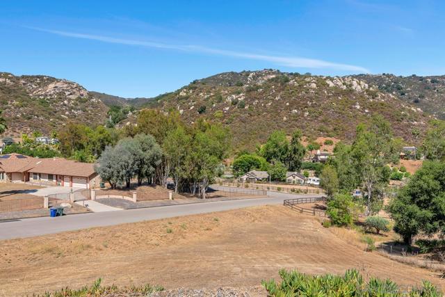 25980 Forest Dr, Escondido CA: https://media.crmls.org/mediaz/bd6ab464-8987-48cb-b5a5-1cb91d113e1b.jpg