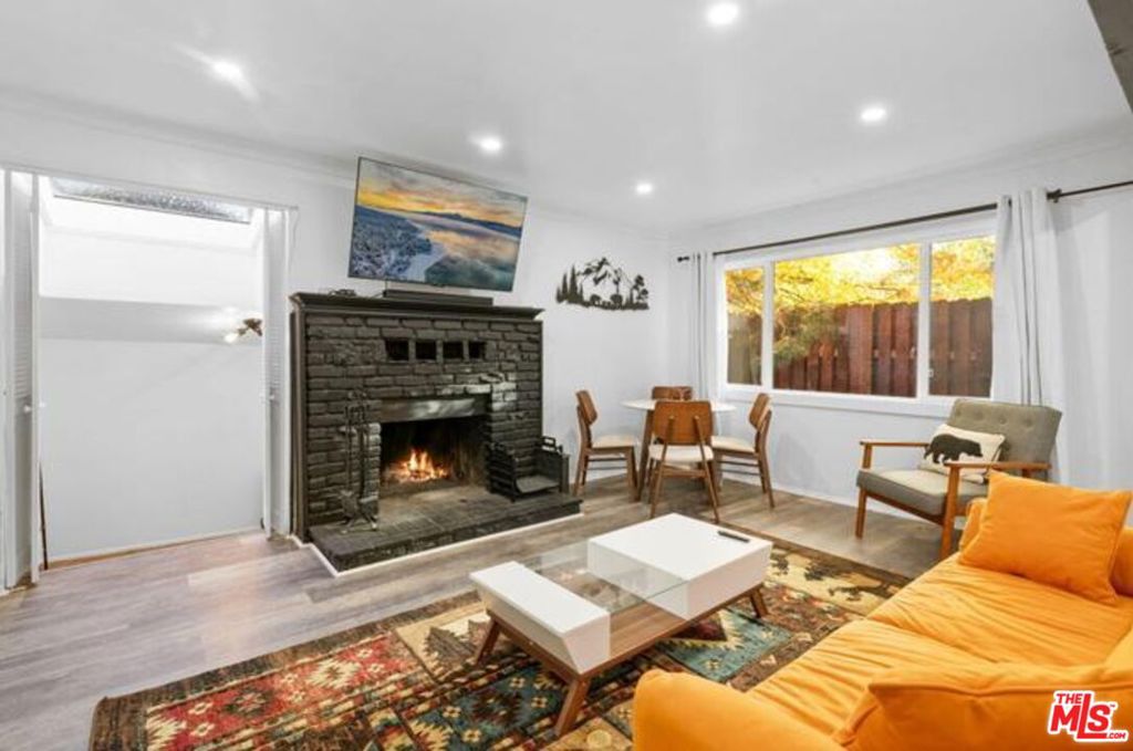 https://media.crmls.org/mediaz/bd6b2235-b5bf-44e2-a41e-28f6956079d0.jpg?preset=X-Large