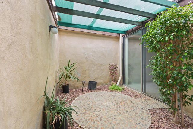 179 Las Lomas, Palm Desert CA: https://media.crmls.org/mediaz/bd6b4376-8b1d-4f66-afe4-13cb6b1a98c7.jpg