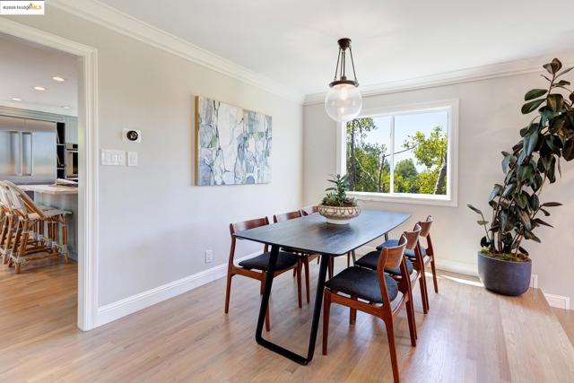 2 Cavendish Ln, Piedmont CA: https://media.crmls.org/mediaz/bd6c3d7e-0b10-4595-9bae-e7886a56c5bc.jpg