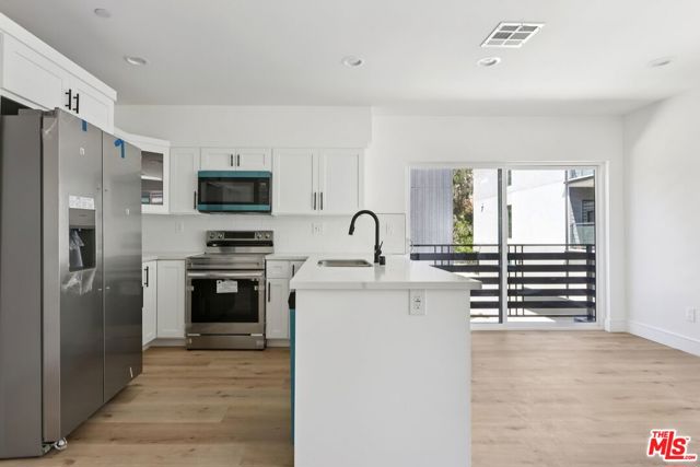 2113 Holly Drive, Los Angeles CA: https://media.crmls.org/mediaz/bd6cec9d-462b-40d8-9ff8-672c023a7660.jpg