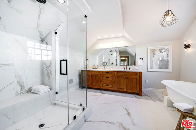 10445 Valley Spring Lane, Toluca Lake CA: https://media.crmls.org/mediaz/bd6d83f0-ead1-43e6-aaa9-430d18867012.jpg