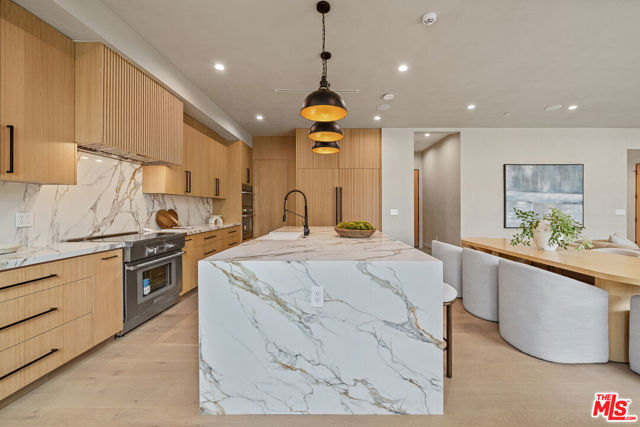 11317 Valley Spring Lane, Studio City CA: https://media.crmls.org/mediaz/bd6dcb32-c80e-4a8f-89f3-3912232fcdb0.jpg