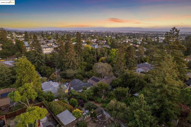 4221 Whittle Ave, Oakland CA: https://media.crmls.org/mediaz/bd6e0800-ae89-4a49-8c6d-8d26863a8d41.jpg
