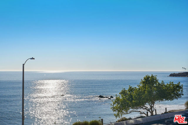 18000 Coastline Drive, Malibu CA: https://media.crmls.org/mediaz/bd6e8b07-5f6e-4d78-8eed-9fe929c9025c.jpg