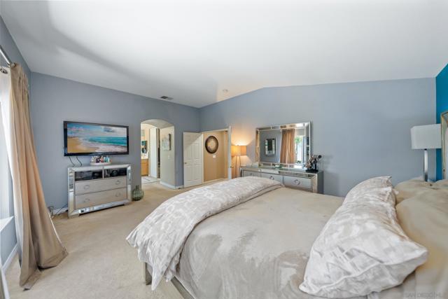 7387 Carrollton Pl, Corona CA: https://media.crmls.org/mediaz/bd6f1e11-4441-4d8f-b6d8-be2c6852a444.jpg